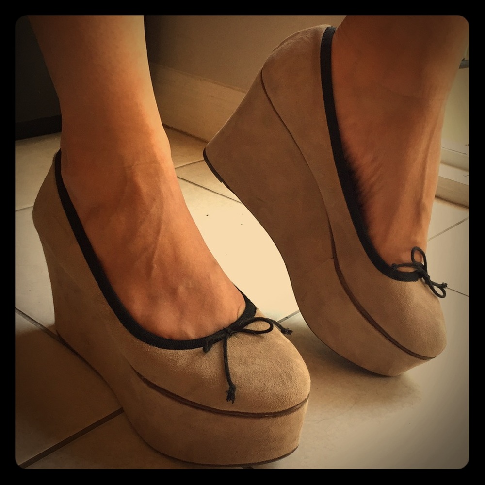 Leifsdottir beige suede platform ballerina shoes